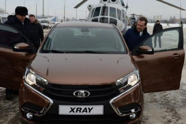 Дмитрий Медведев и Lada XRAY