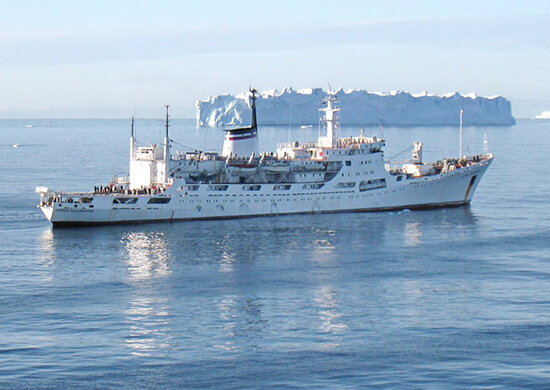 На снимке Минобороны РФ Океанографический исследовательский корабль "Адмирал Владимирский" совершает заход в португальский порт. Представьте, как на его месте выглядел бы промысловый корабль. 