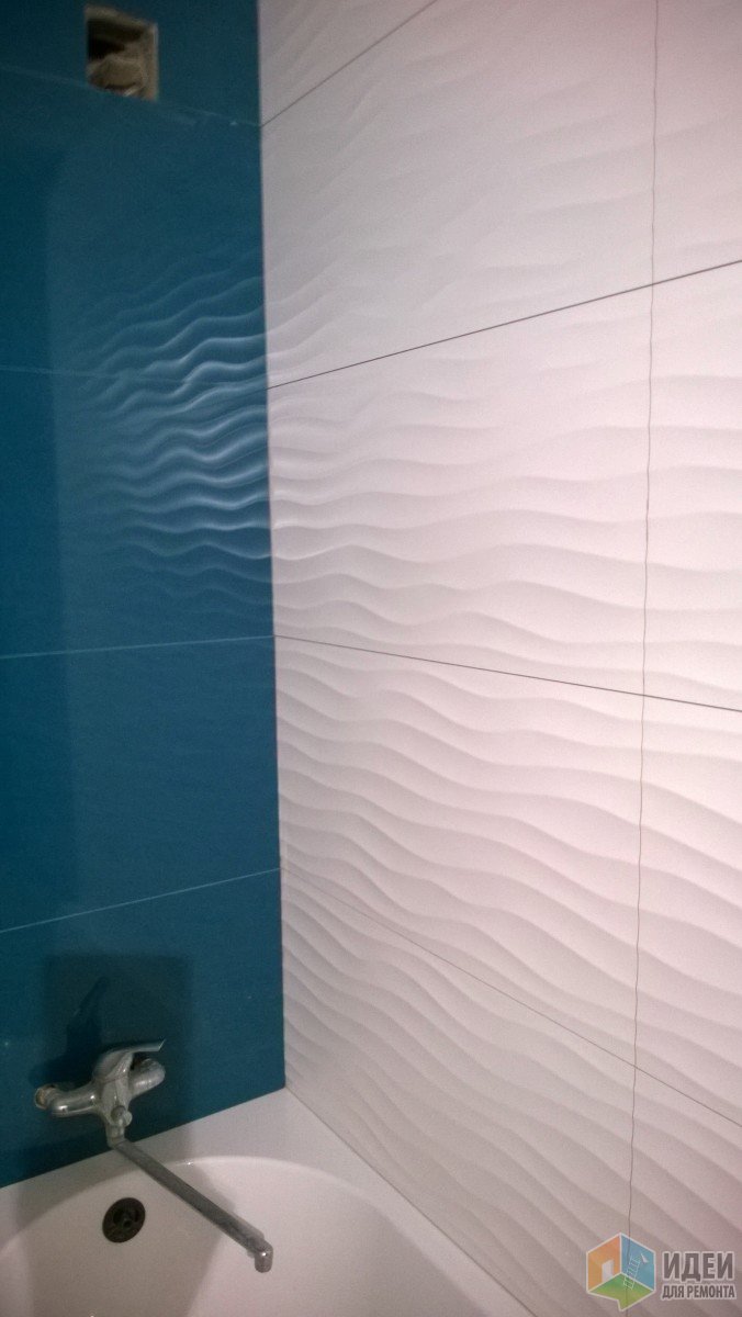 Бело-синяя плитка в ванной