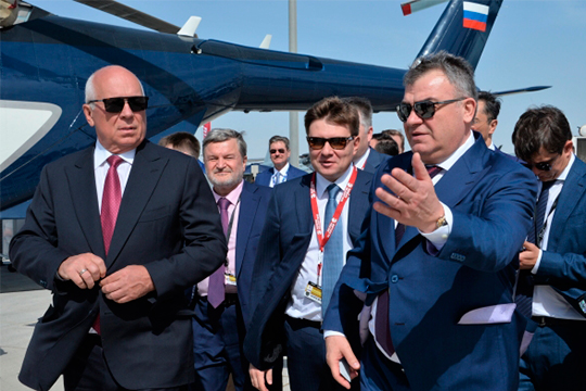 Шарипов произвел хорошее впечатление на Чемезова (слева) и «очень понравился» индустриальному директору авиационного кластера «Ростеха», председателю совета директоров ОАК, экс-министру обороны Анатолию Сердюкову (справа)