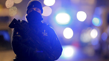 Сотрудник бельгийской полиции во время полицейской операции в городе Схарбек