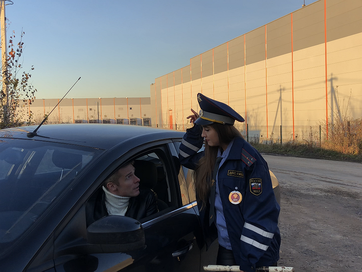 Имеет ли право сотрудник ГИБДД проверять документы у водителя в припаркованном авто гибдд