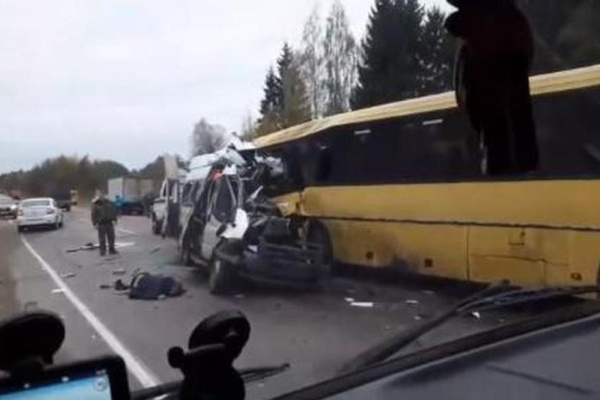 ДТП с маршруткой и автобусом под Тверью привело к гибели 13 человек