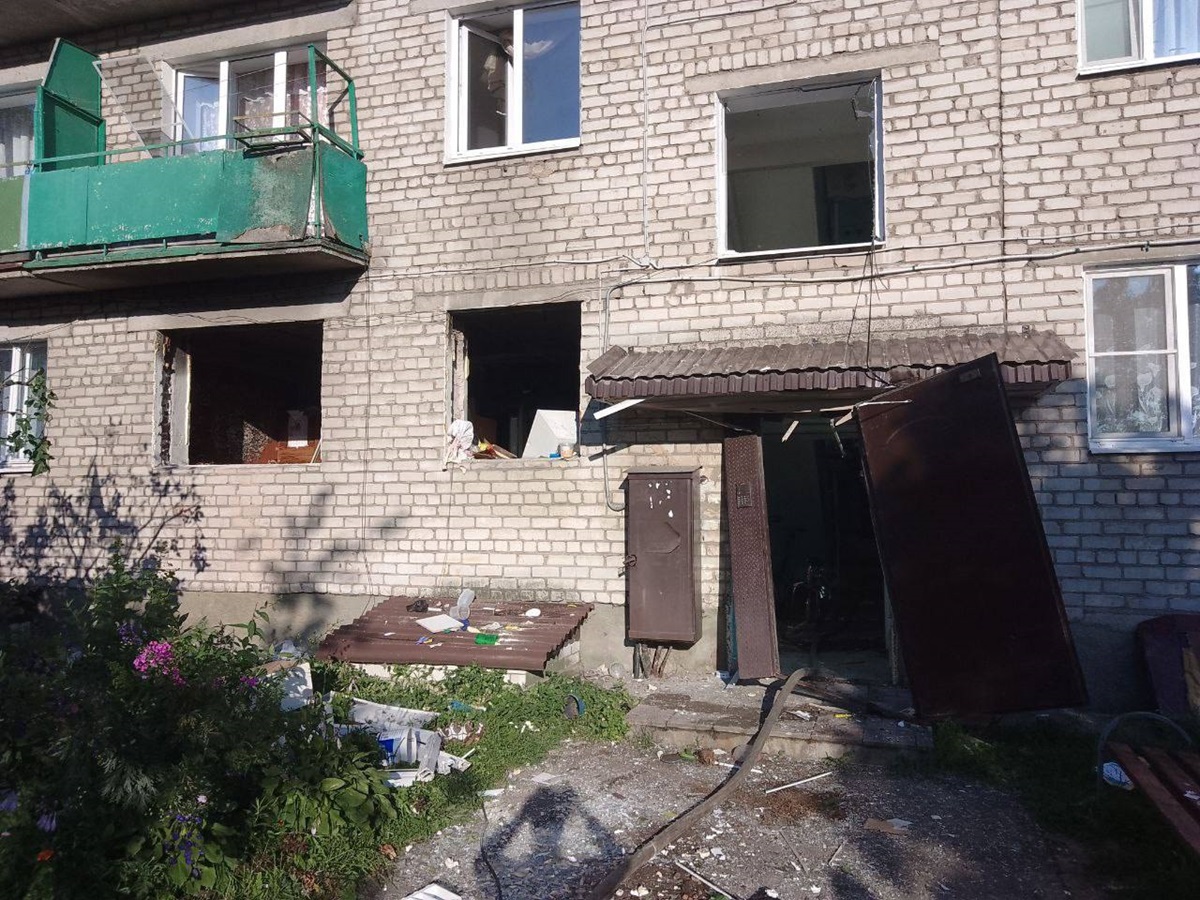 Два человека ранены при взрыве в жилой пятиэтажке под Псковом