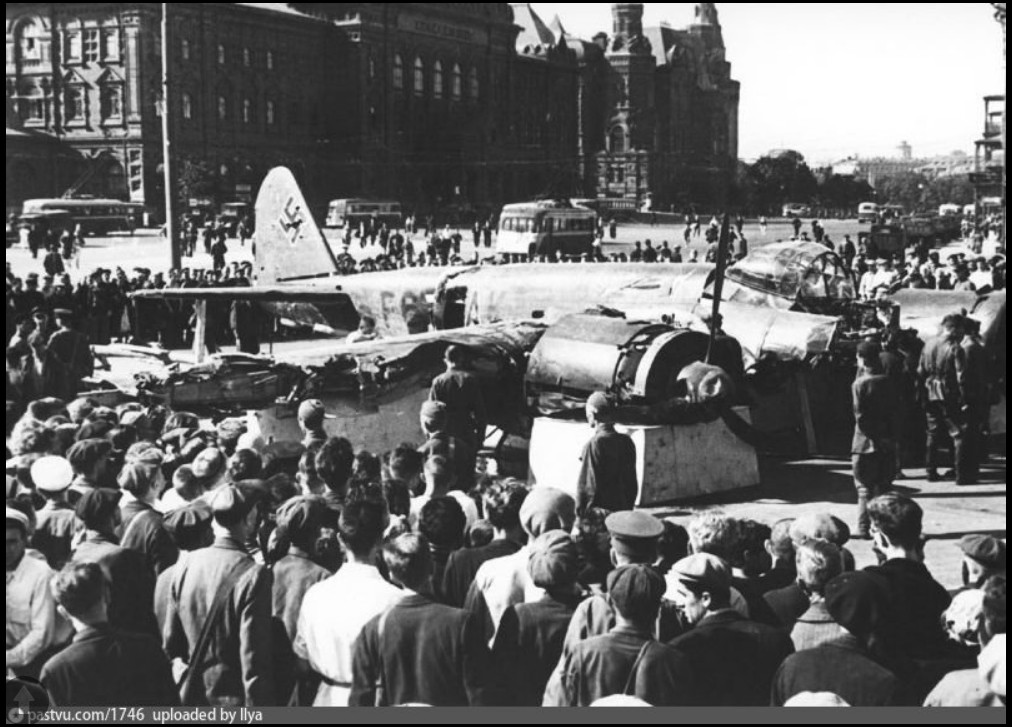 Москва летом 1941. Сбитый самолет в Москве 1941. Москва начало войны 1941. Битва над Москвой 1941.