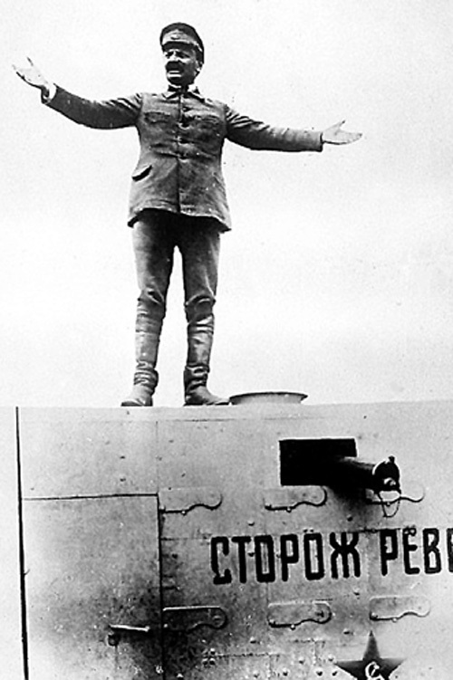 Лев ТРОЦКИЙ толкает речь с крыши своего бронепоезда. Фото с сайта cyclowiki.org