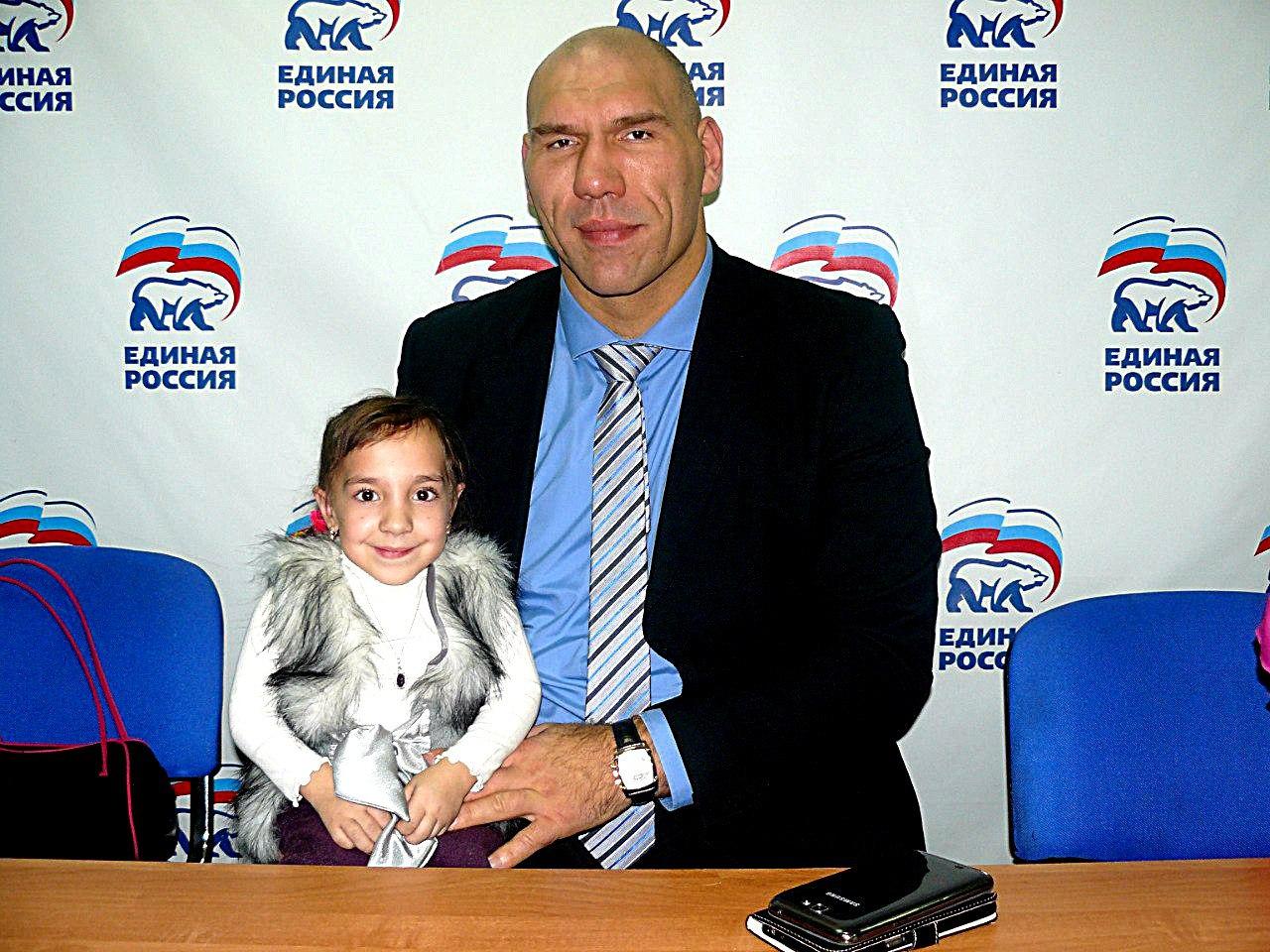 Поступила в вуз, но лишилась дома: как сейчас живет самая маленькая девочка России Полина, Скорик, окончила, школу, Полине, девочка, школы, маленькой, семье, менеджмента, актрисой, стороны, время, приходилось, России, роста, девочке, сразу, приходится, пришлось