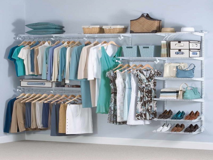Комфортная обстановка в гардеробной комнате нежно-голубого цвета для удобного хранения одежды и обуви.