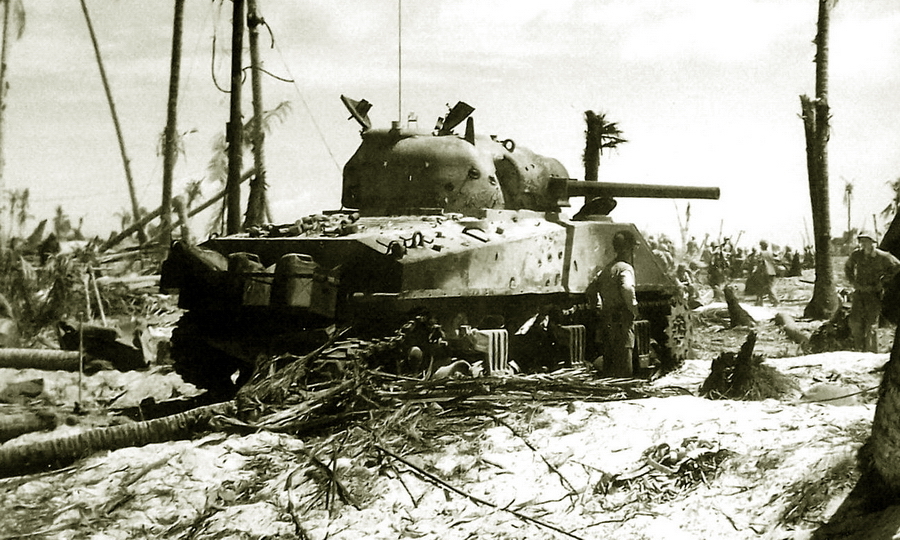​M4A2 с личным именем «Коммандо», подбитый на Тараве. На фотографии видны многочисленные попадания в борт - «Шерман» для русских и англичан | Warspot.ru