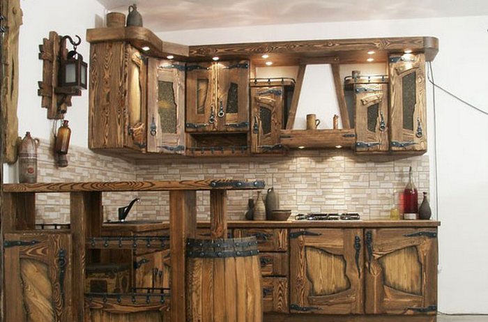Деревенские старинные кухонные шкафы - весьма оригинальное решение.