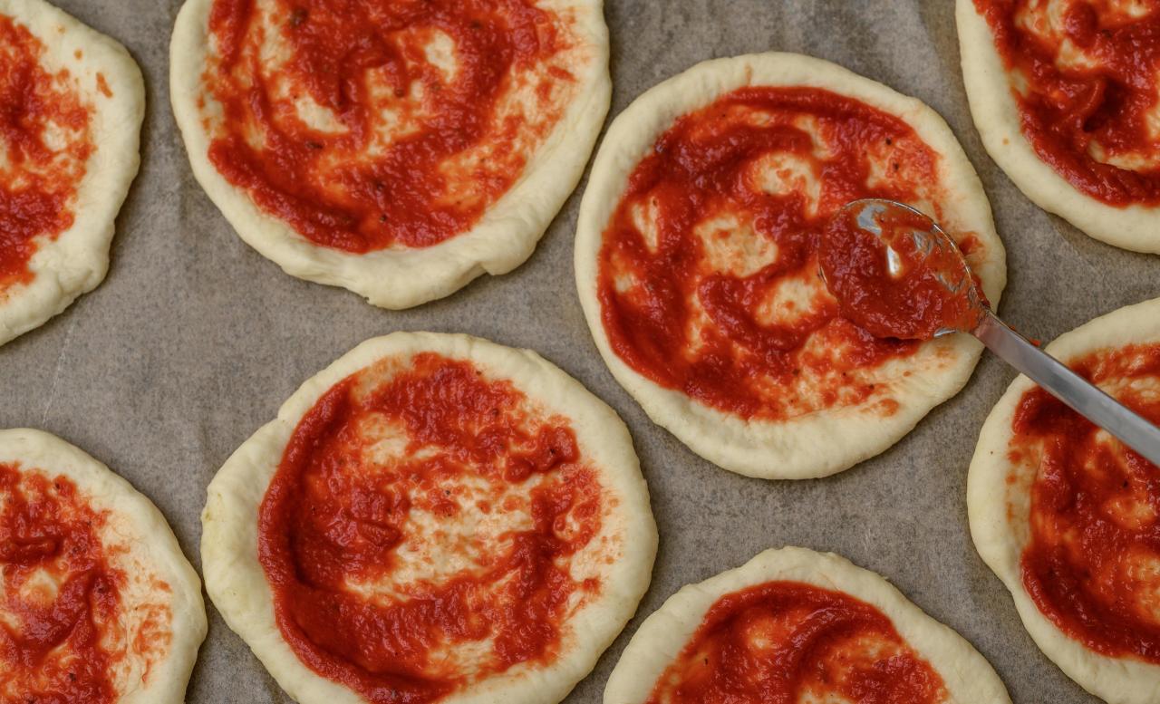 Пицца как в школьной столовой: быстрый рецепт той самой мини-пиццы, которую так любят дети чтобы, тесто, можно, школьной, пленкой, полотенцем, накрыть, минут, нужно, убрать, пиццы, пищевой, подошло, начинку, затем, реакция, томатный, порций, холодильнике, пиццу
