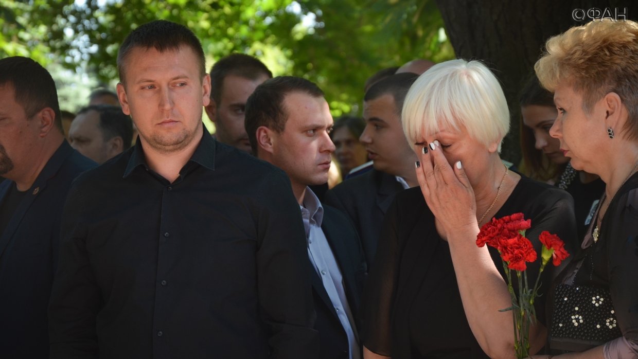  «Прекратите убивать своих!»: в ЛНР вспоминают жертв украинского авиаудара по Луганску