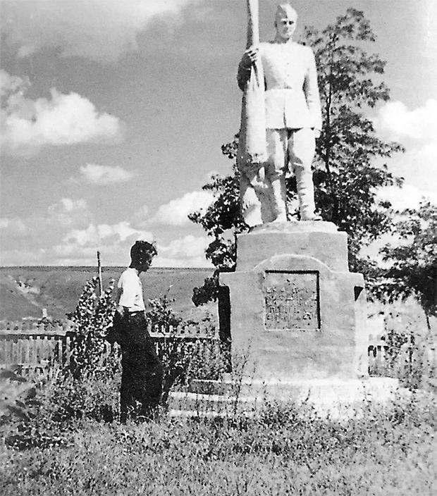 У могилы брата. Деревня Хильки, Украина. 1956 год.