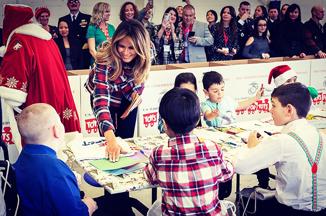 Помощница Санты: Мелания Трамп в яркой рубашке готовит подарки для детей из малоимущих семей звездный стиль, мелания трамп