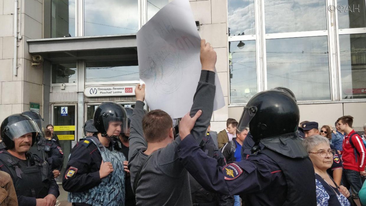 Почему в крокусе не было омона. Беспорядки в СПБ сегодня. Ленине на митинге в Политехническом СПБ. Беспорядки в Питере сегодня. Навальный митинг Санкт Петербург.