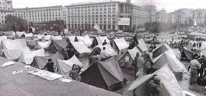 Забужко: Первый наш Майдан – “революция на граните” 1990 года с палатками на Майдане – украинское ноу-хау. Тогда Львовское Студенческое братство консультировали ветераны УПА. Фото: starkiev.com