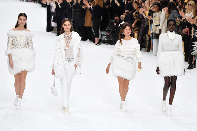Пенелопа Крус дебютировала на подиуме на показе Chanel в память о Карле Лагерфельде Новости моды