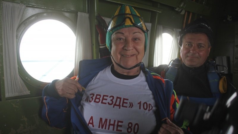 Не могла подвести и прыгнула… с парашютом в 80 лет 80 лет, ynews, новости, пенсионерка, прыжок с парашютом, экстрим