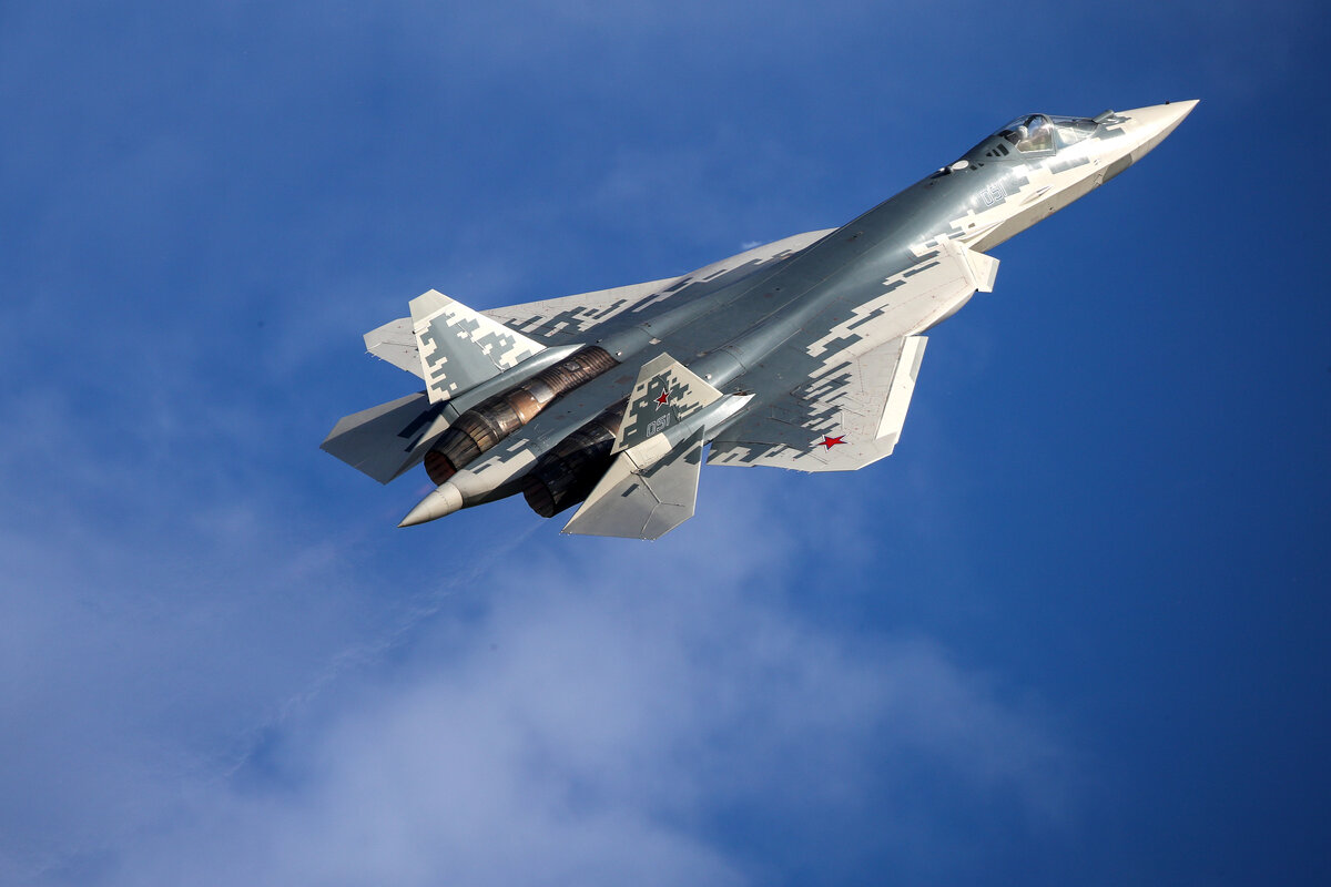 В воздухе новейший российский самолёт-истребитель пятого поколения многоцелевой Су-57.