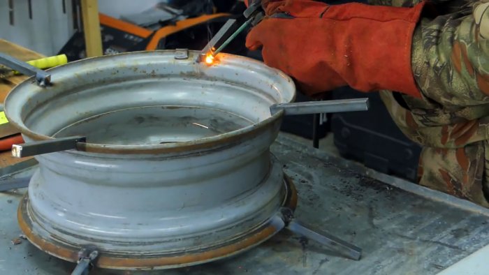 Катушка для садового шланга из автомобильного диска своими руками Катушка для садового шланга из автомобильного диска своими руками ступицу, диска, закрепляем, привариваем, шланга, помощью, колеса, половинку, баллончика, аэрозольной, прутков, отверстия, кольцо, конец, можно, подшипнике, ступицы, легкового, квадратного, обрабатываем