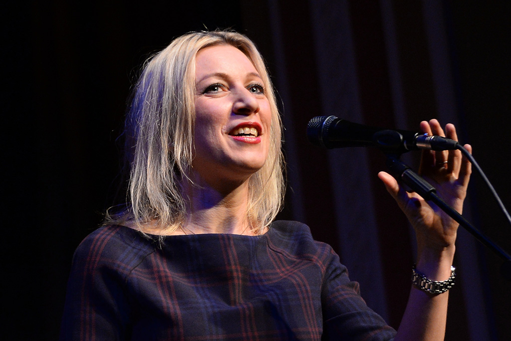 Певицы слетело платье. Клип песня somon. Спела дама. Спела дама. Выступление бабушки дженни жюри смеялось.