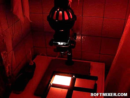 В темной комнате, под красным фонарем…