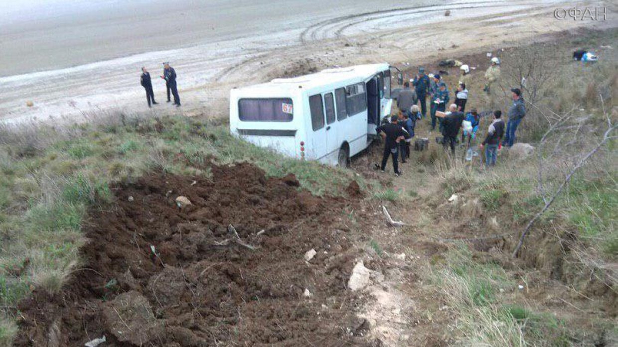 Появились фото автобуса, улетевшего в овраг на трассе в Крыму