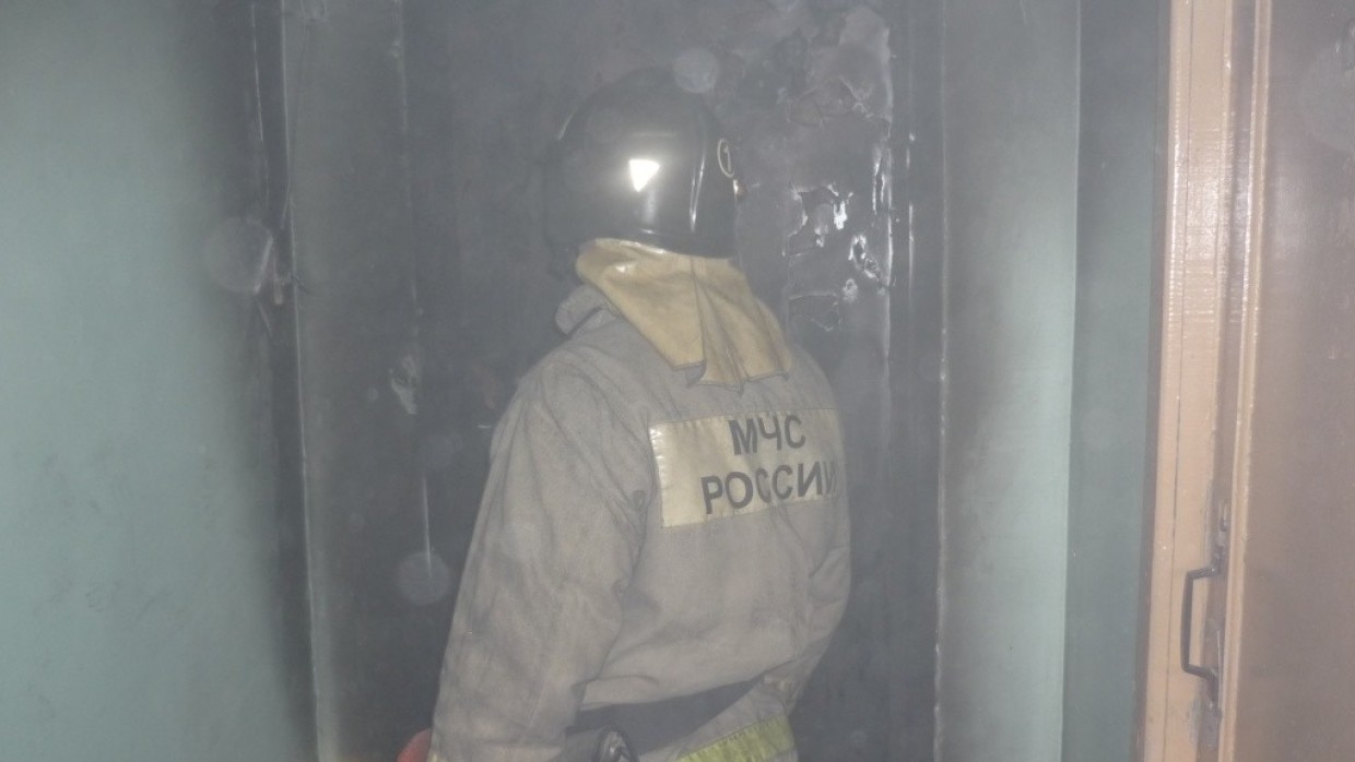 Пожарные спасли девять человек из горящего многоквартирного дома в центре Саратова