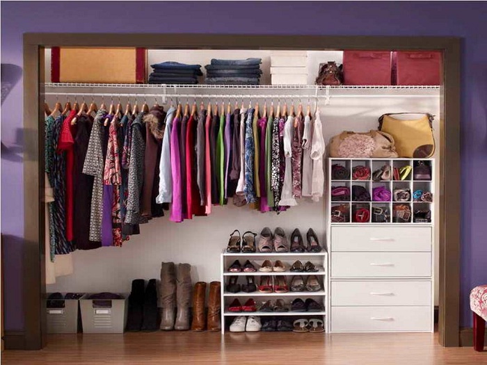 Обыденные практичные цвета в гардеробной комнате подчеркнут её универсальный стиль и покажут массу положительных моментов в оформлении такой комнаты для хранения вещей.