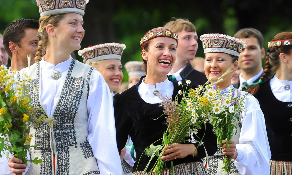 Песня прибалтики. Прибалты эстонцы литовцы Латвия. Народы Прибалтики: латыши, литовцы, эстонцы:. Литовцы и латыши. Этнические эстонцы.