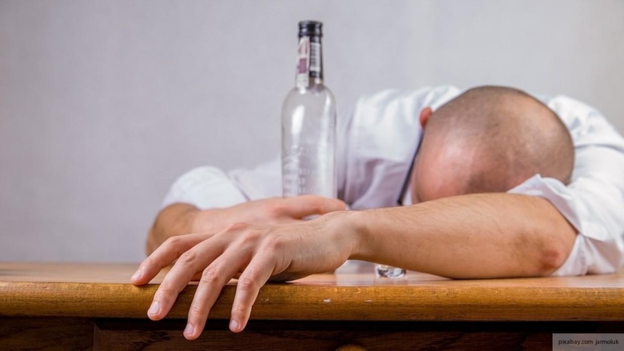 Нарколог рассказал о способности женщин скрывать алкоголизм
