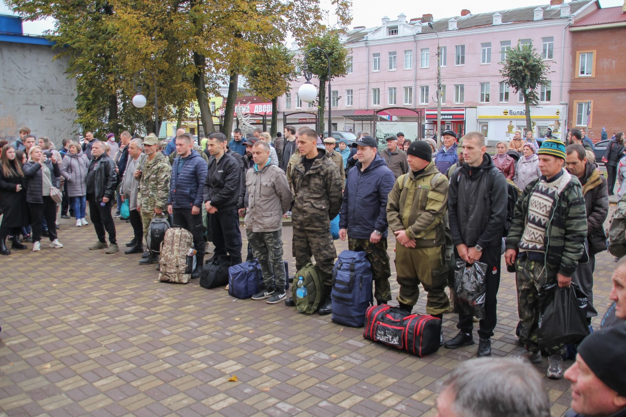 В Ржеве мобилизованных граждан провожали под музыку и аплодисменты