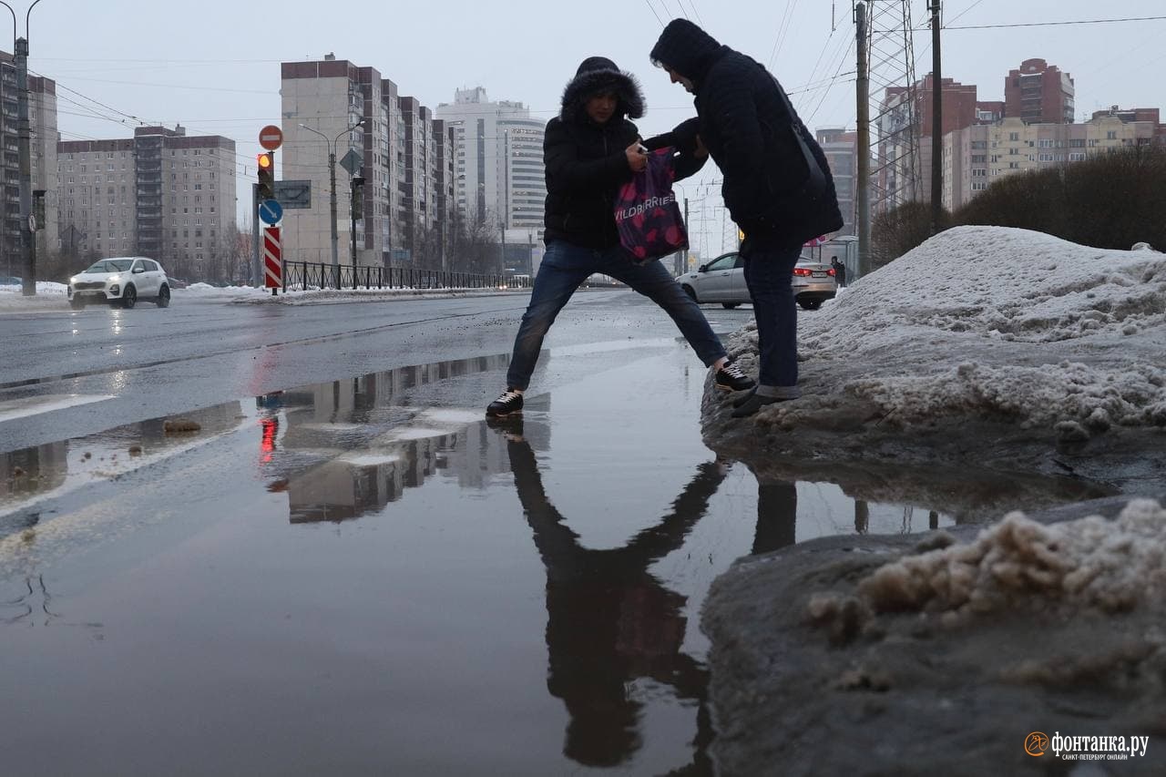 Тротуар став. Оттепель в СПБ. Лужой или лужей.