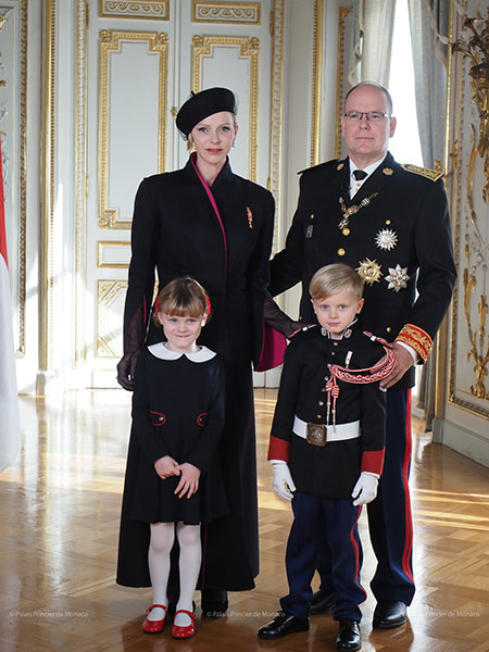 Княгиня Шарлен поделилась новыми портретами князя Альбера II и детей Монархи,Новости монархов