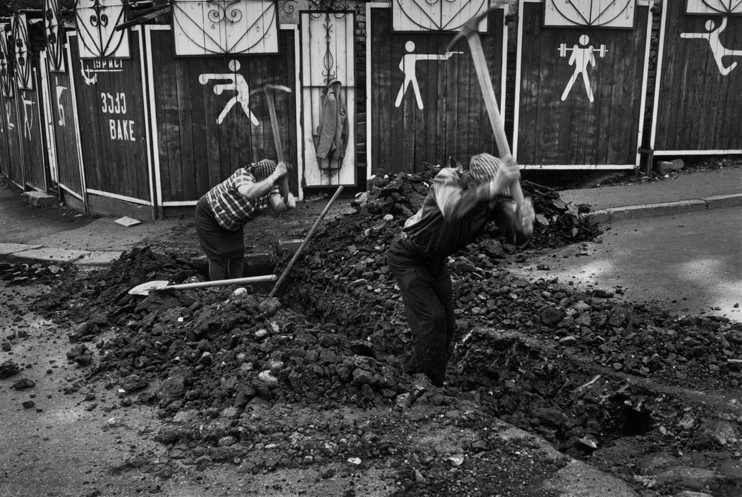 Как в СССР эксплуатировали женщин Как в СССР эксплуатировали женщин женщин, вручную, женщины, женская, работы, бригада, только, стройка, всего, кирпичи, могли, работ, советской, наверное, советских, совке, думаете, стройке, толкают, кайлом