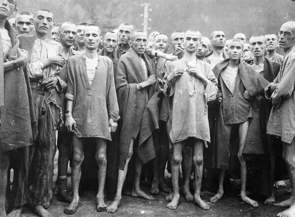 Для сравнения - кадр с реальными заключёнными... кто-то видит здесь пышные усы хоть у кого-нибудь?