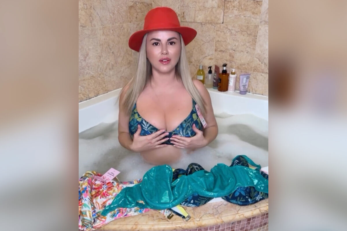 Певица Анна Семенович поделилась кадрами в купальнике