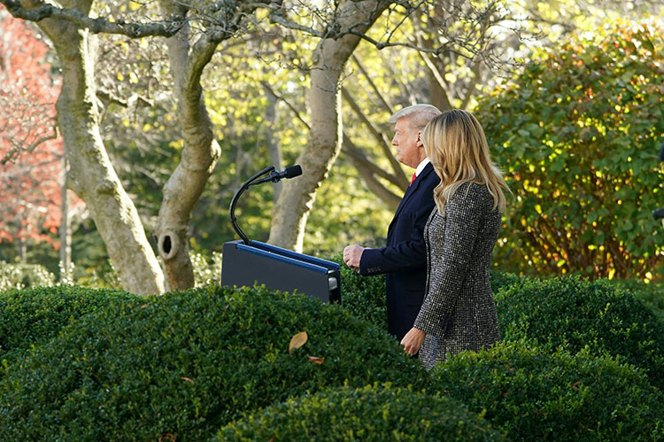 Дональд с Меланией Трамп и индейка Кукуруза приняли участие в традиционной церемонии в Белом доме Дональд с Меланией Трамп и индейка Кукуруза приняли участие в традиционной церемонии в Белом доме Звезды,Новости о звездах