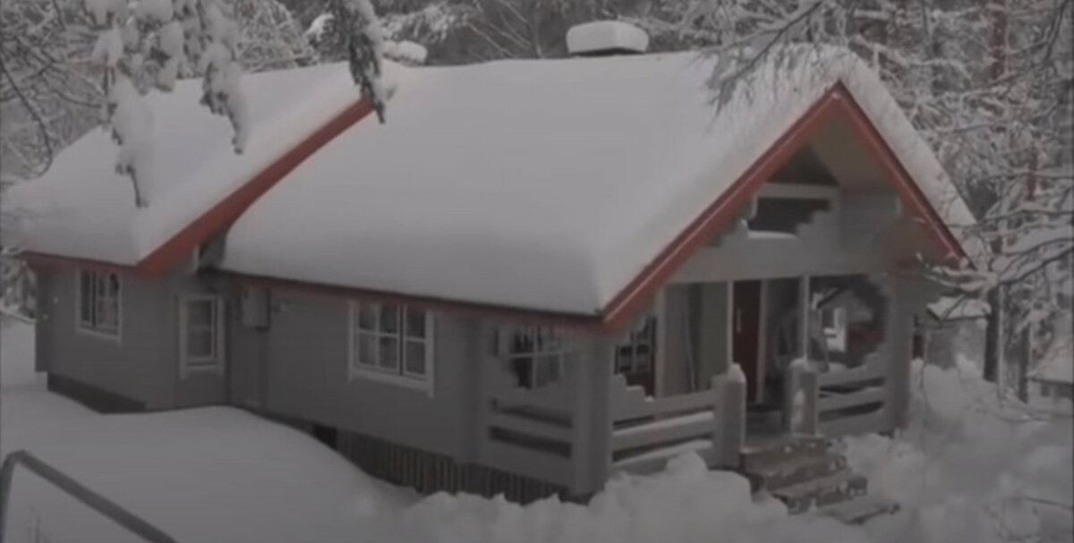 Как расчистить крышу от снега с помощью простой веревки – отец рассказал и показал, как он это делает