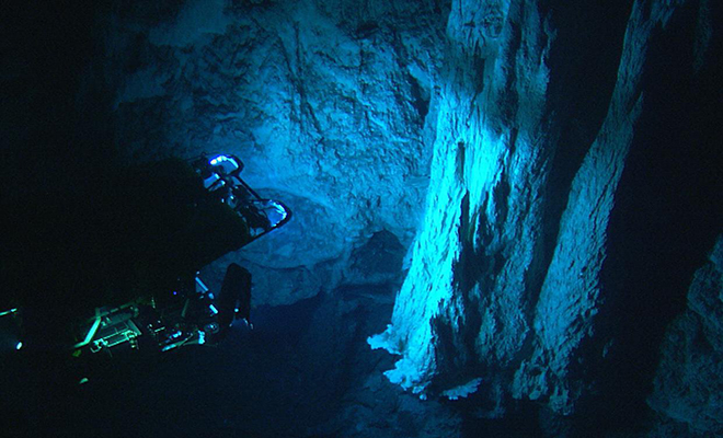 На дне Атлантики увидели структуры, похожие на гигантский замок. Высота известняковых башен превышает 60 метров