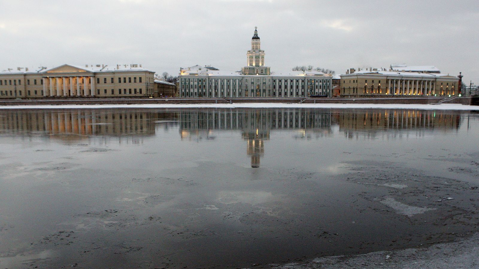 Пробки на дорогах Петербурга могут растянуться на год после закрытия Университетской набережной