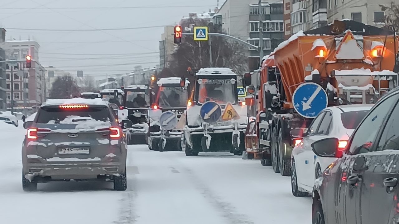 Из-за снега челябинские дорожники выводят на трассы дополнительную технику