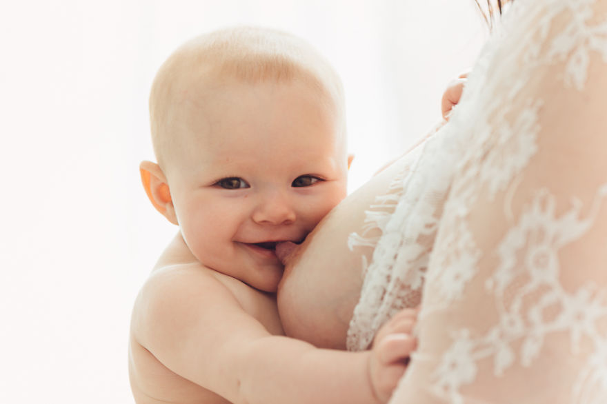 Фотограф снимает кормящих грудью матерей, и это очень красиво 