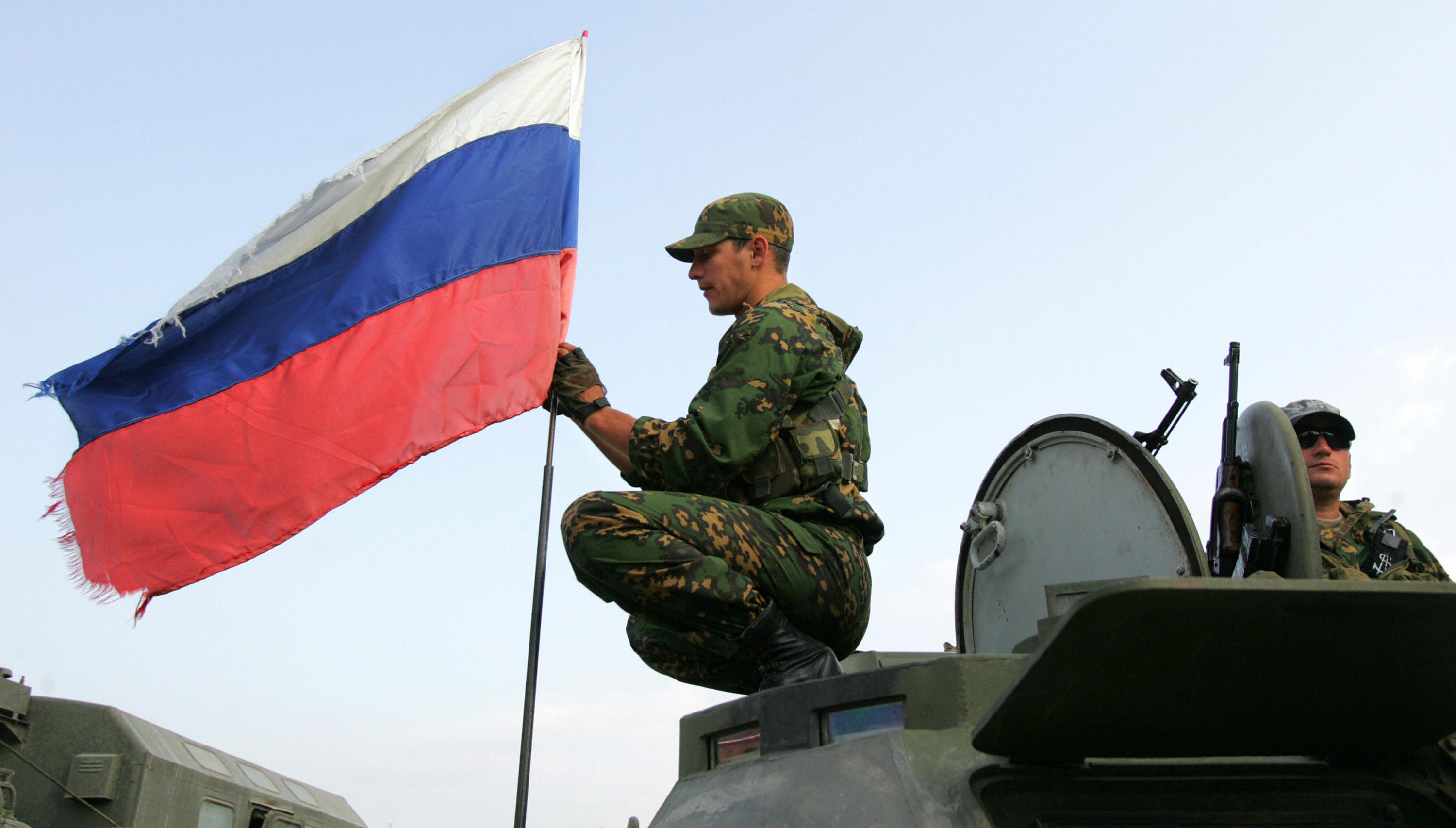 Русский подъем. Солдат с российским флагом. Военные флаги. Русские военные с флагом. Российские войска с флагом.