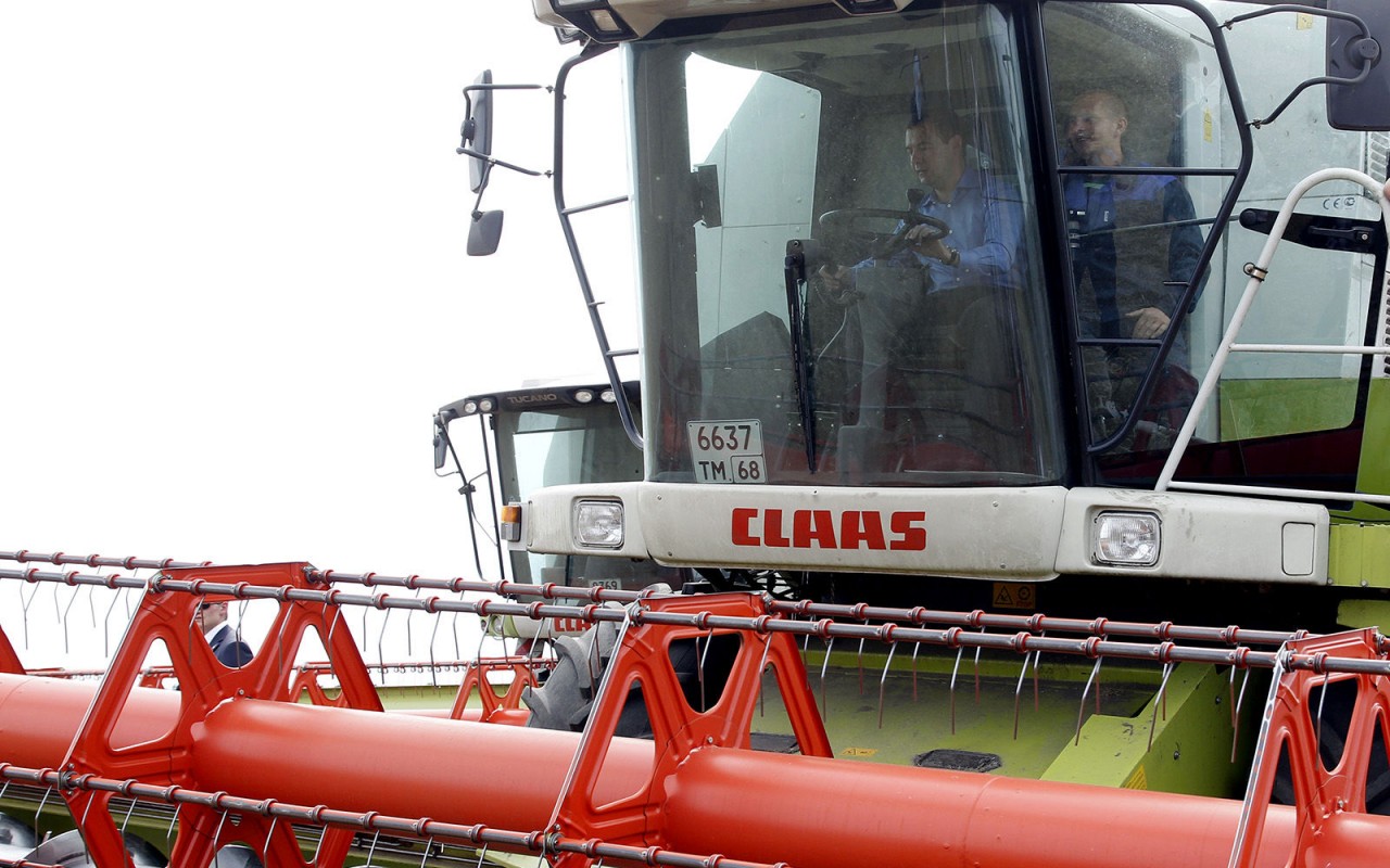 Любимые машины Дмитрия Медведева: от комбайна до Ауруса Любимые машины Дмитрия Медведева: от комбайна до Ауруса автомобили