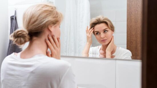 Уход за кожей по фазам цикла: как женские гормоны меняют внешность каждый день месяца