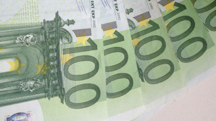 Евро на Мосбирже опустился ниже 80 рублей впервые с лета 2020 года