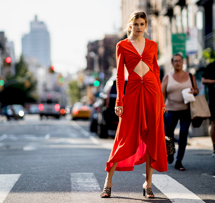 С чем носить платья макси в городе: 15 примеров