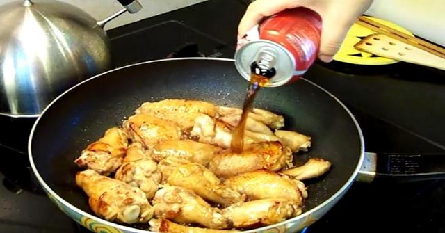 Используя 2 ингредиента и кока-колу, у вас получаться невероятно вкусные, нежные куриные крылышки Используя 2 ингредиента и кока-колу, у вас получаться невероятно вкусные, нежные куриные крылышки