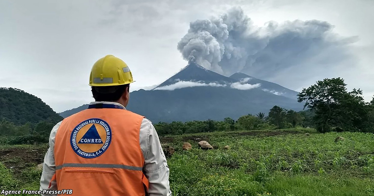 Извержение вулкана в Гватемале: минимум 25 мертвых... И туристы улететь не могут!..